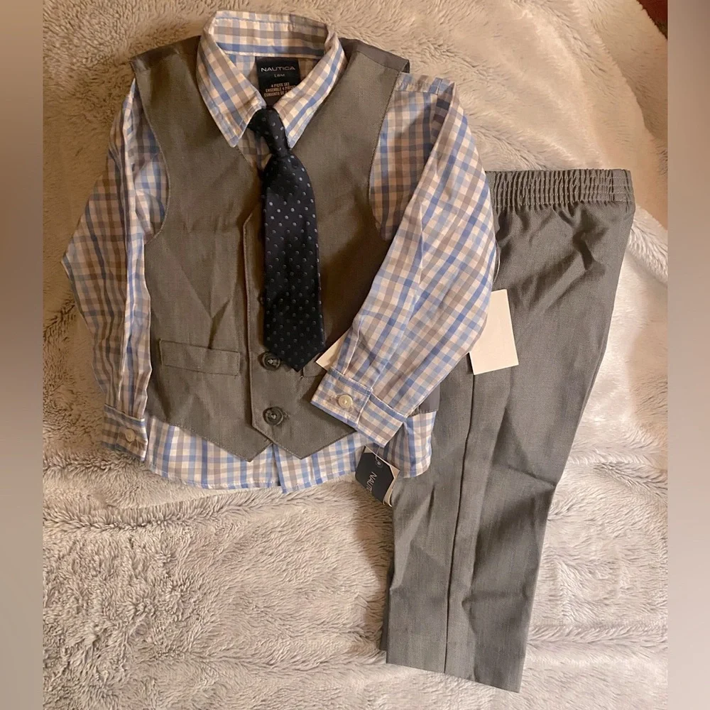 NWT Nautica Boy’s 4 piece suit, size 18 mos
